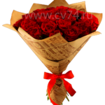 Букет из 25 красных роз в крафт-бумаге