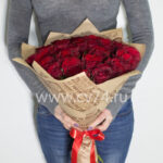 25 красных роз в крафт-бумаге