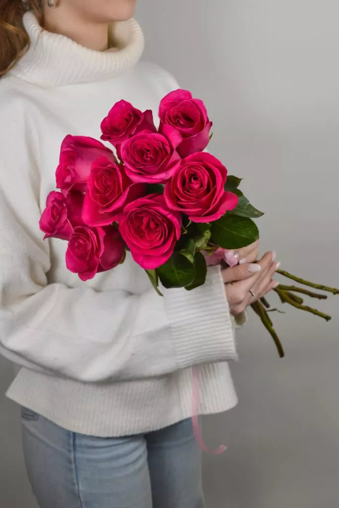 9 роз Эквадор ярко-розовых