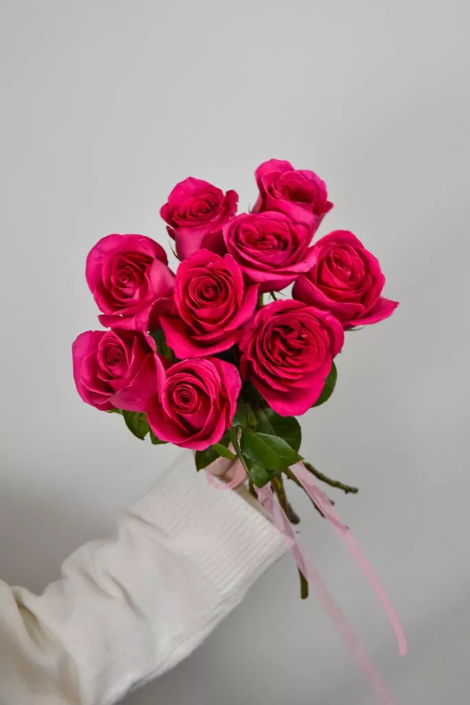 9 роз Эквадор ярко-розовых