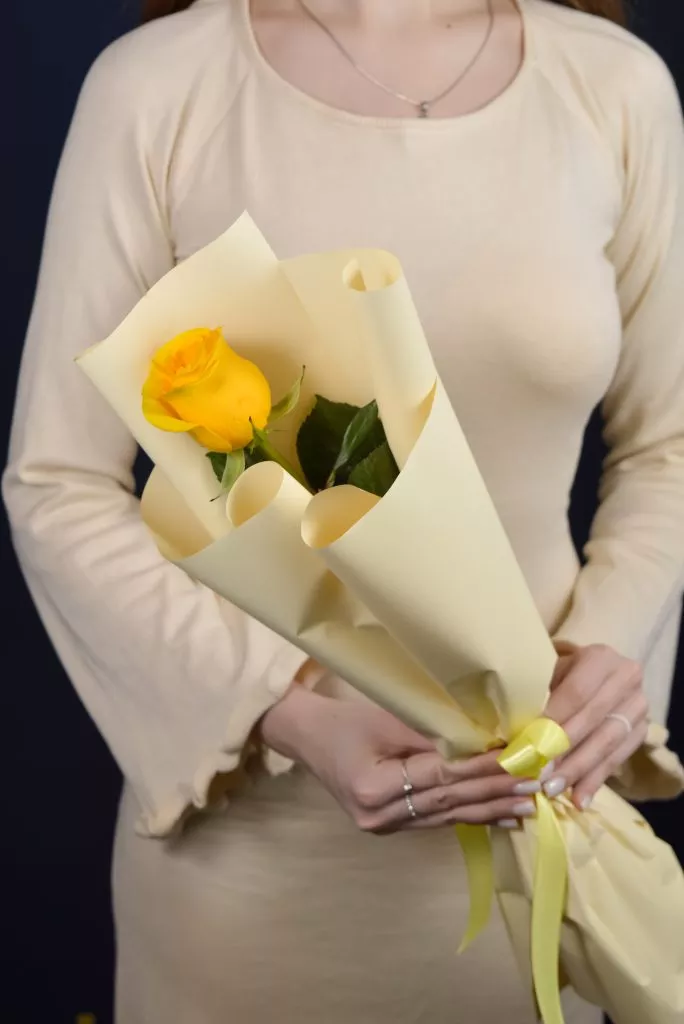 Желтая роза в упаковке