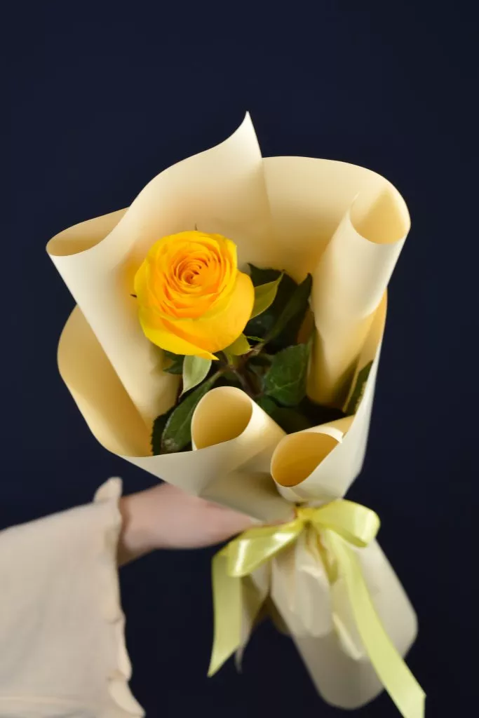Желтая роза в упаковке