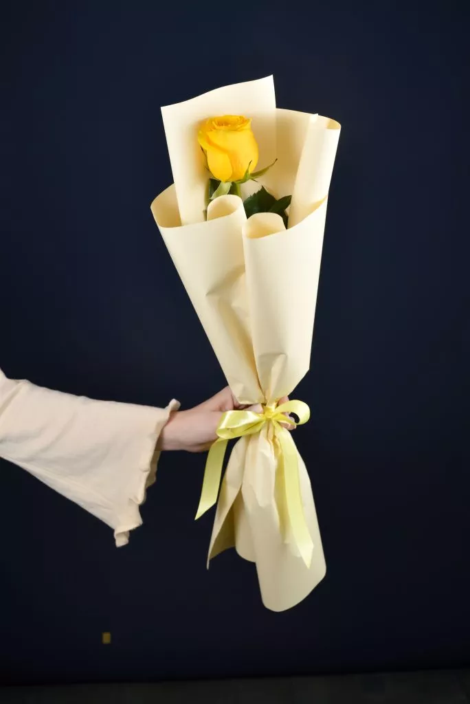 Желтая роза в упаковке