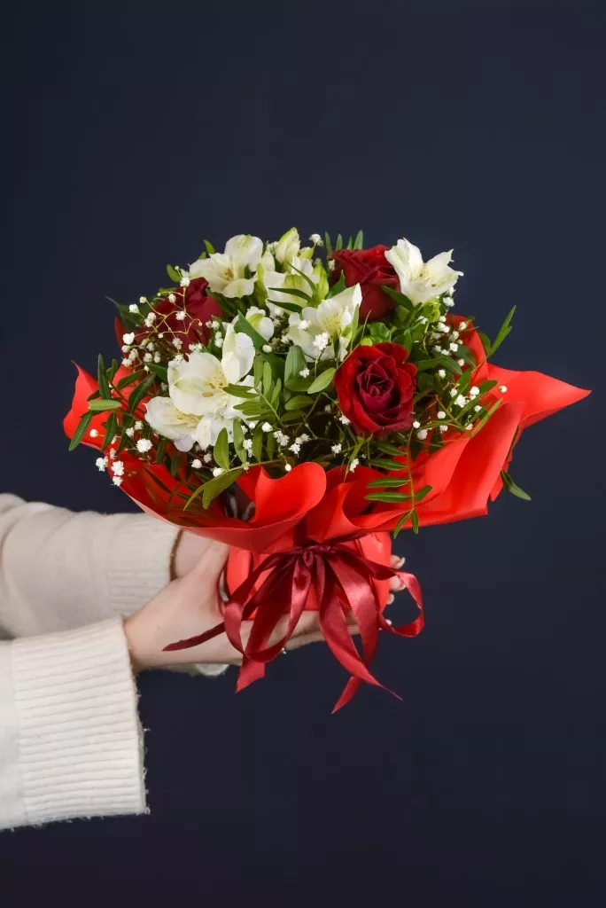 Композиция с розами, альстромериями и гипсофилой