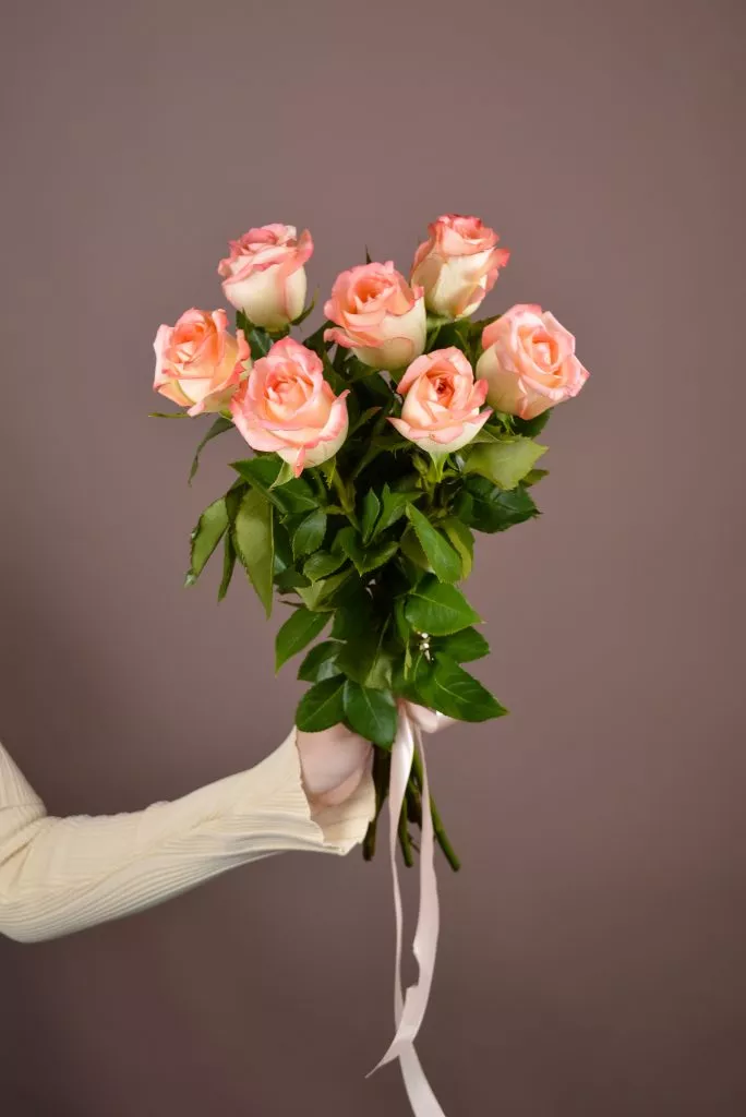 7 розовые розы Эквадор