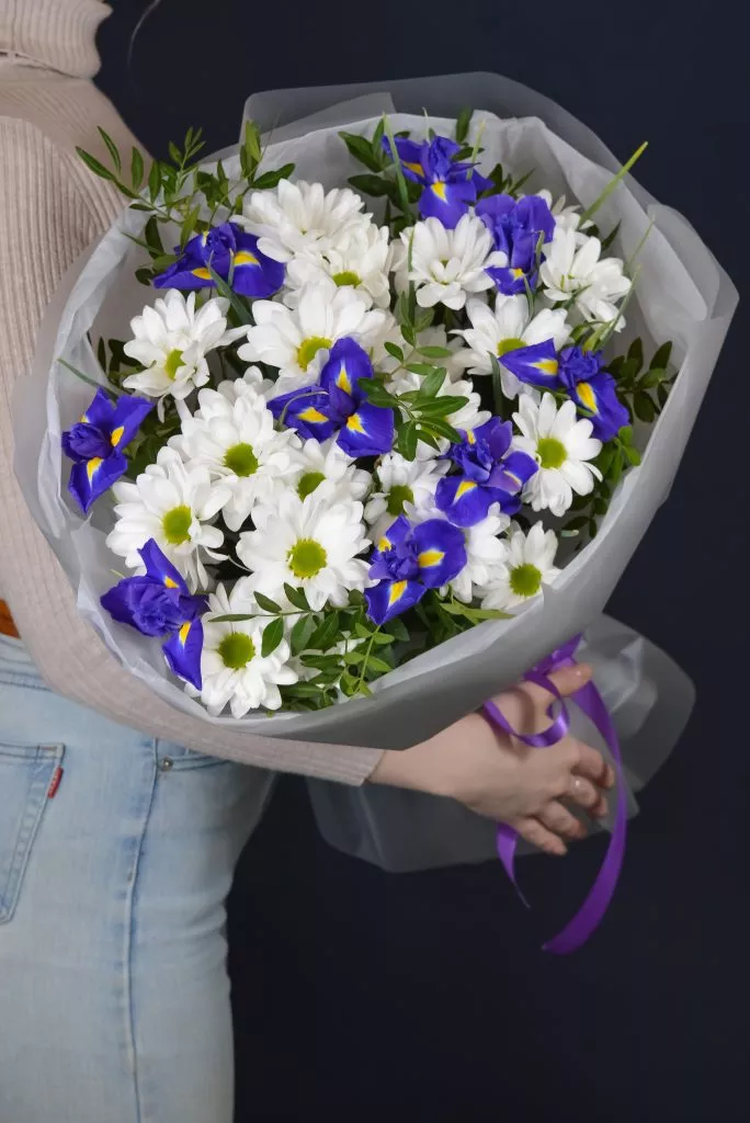 Букет с хризантемой и ирисами