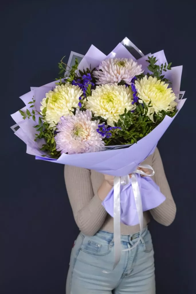 Букет с хризантемами и статицей
