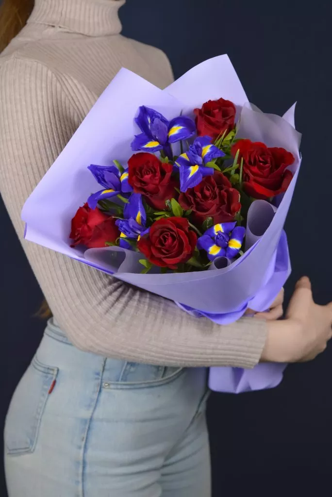 Букет из роз и ирисов