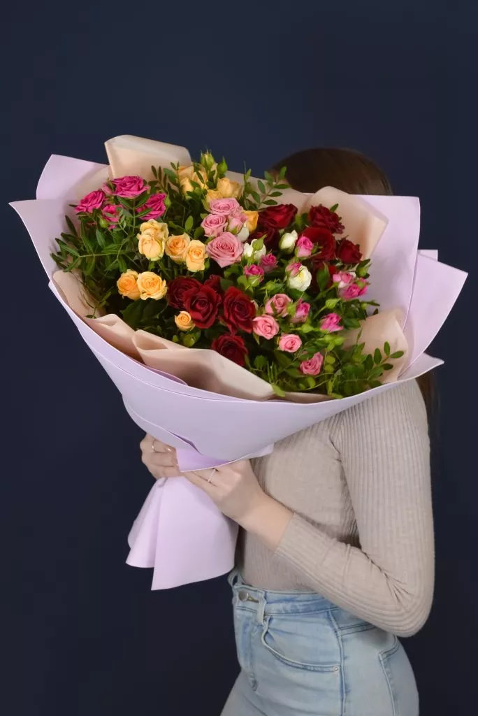 Букет с кустовыми розами и фисташкой