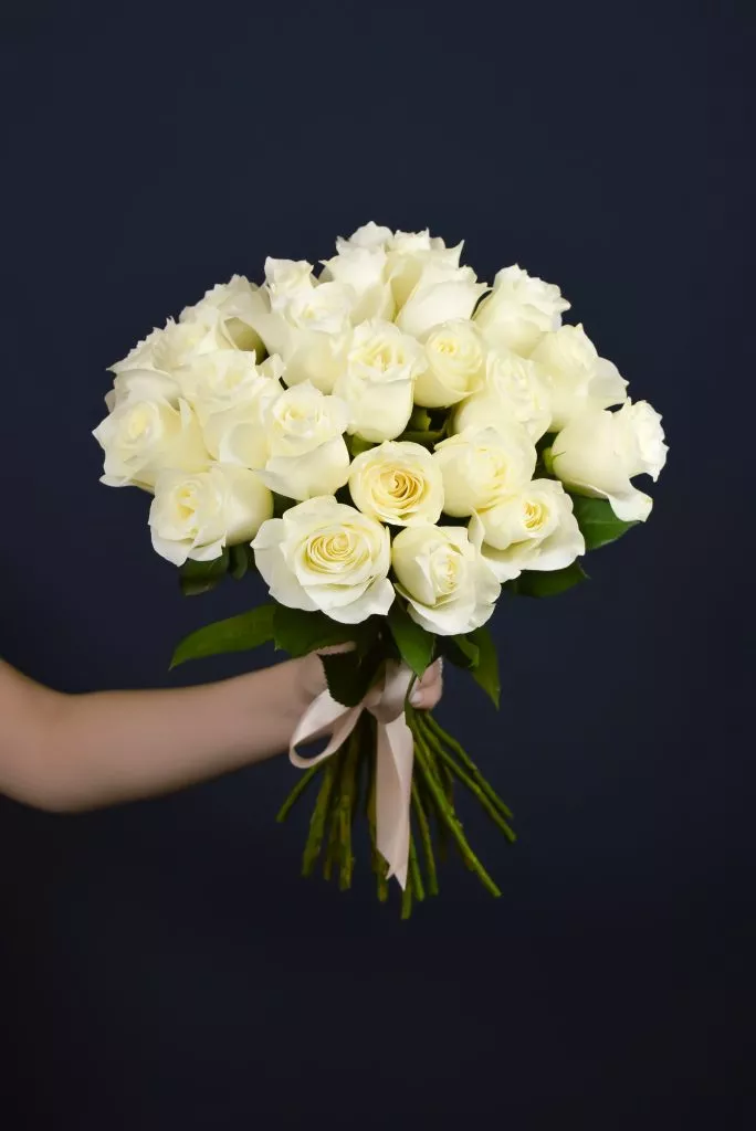 25 белых роз 40 см