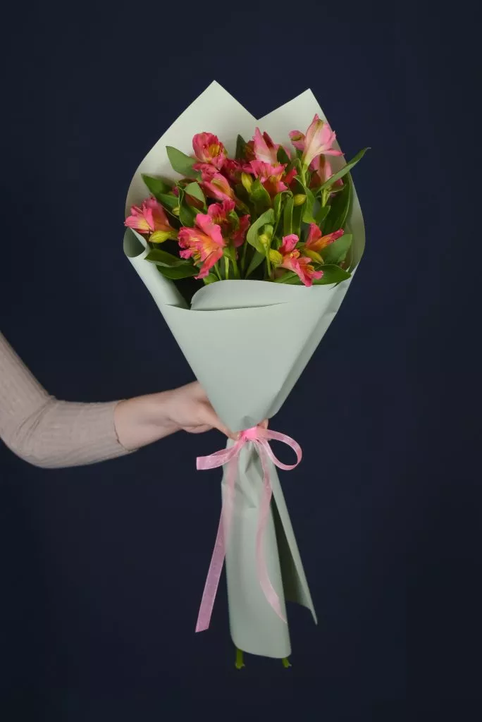 3 розовые альстромерии