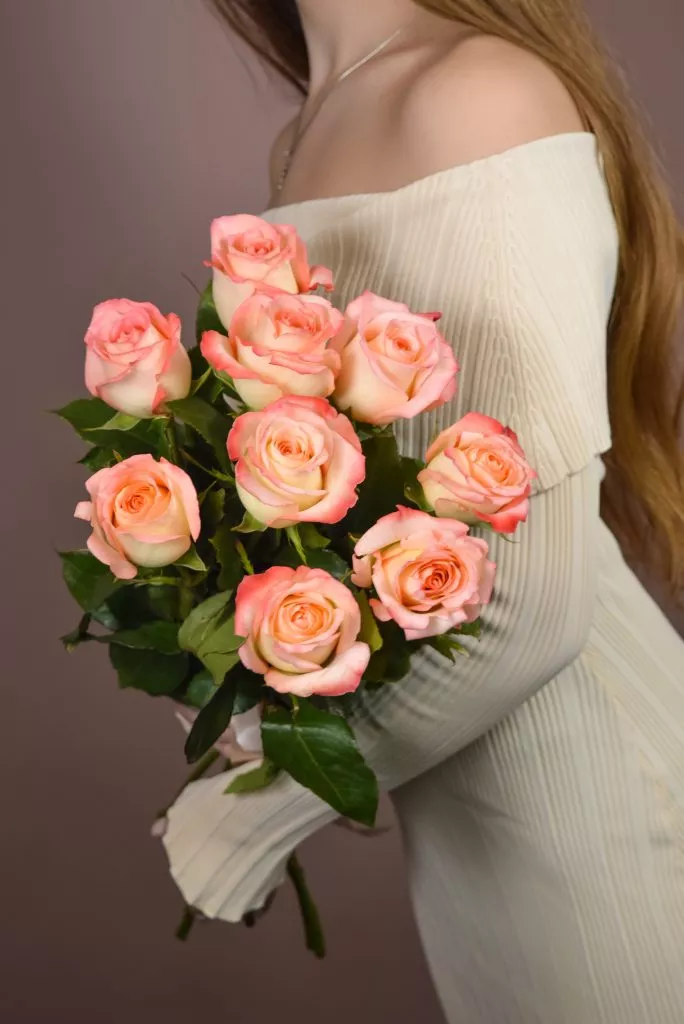 9 розовые розы Эквадор