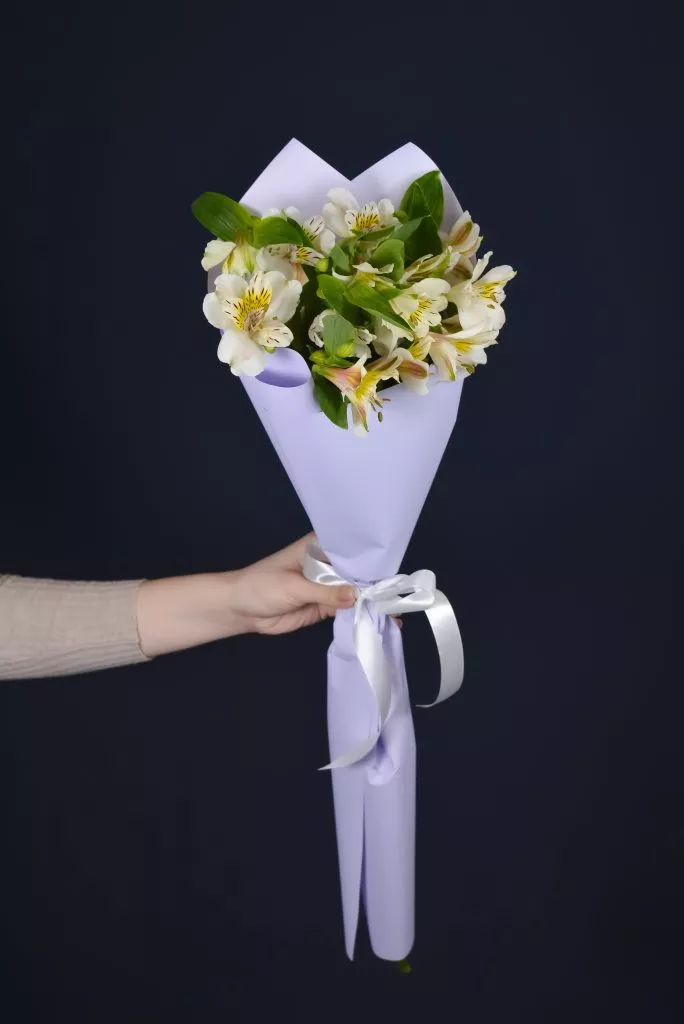 3 белые альстромерии