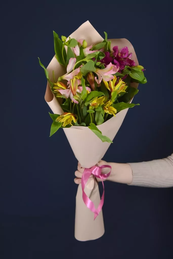 3 разноцветные альстромерии