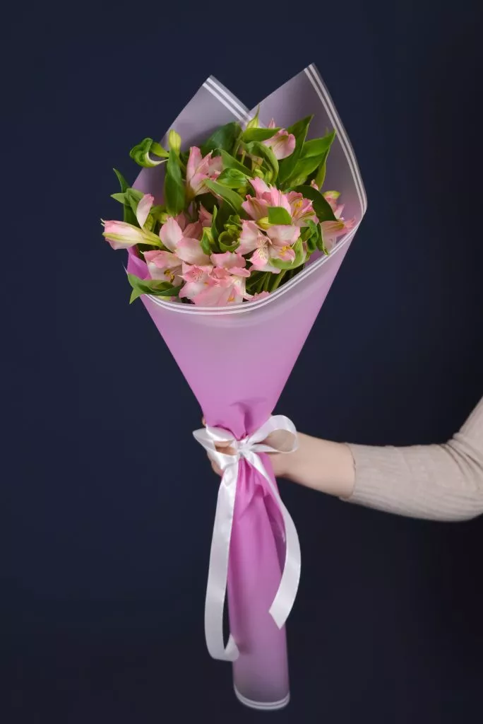 3 розовые альстромерии