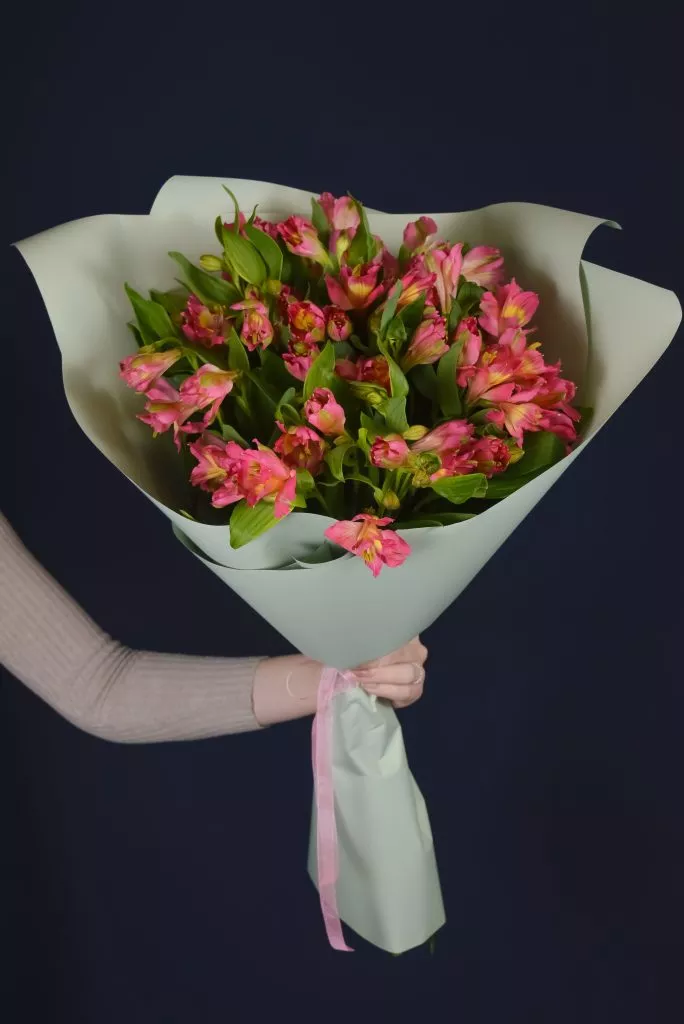 9 розовых ярких альстромерий