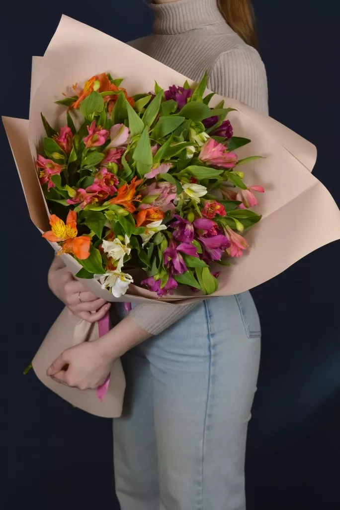 9 разноцветных альстромерий