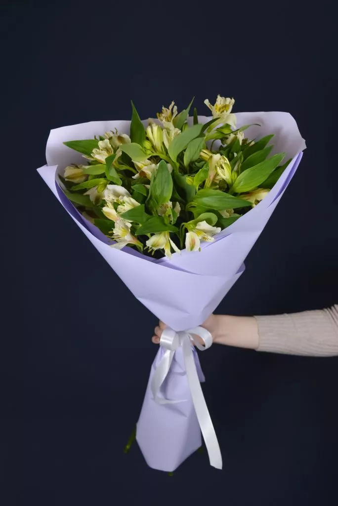 9 белых альстромерий