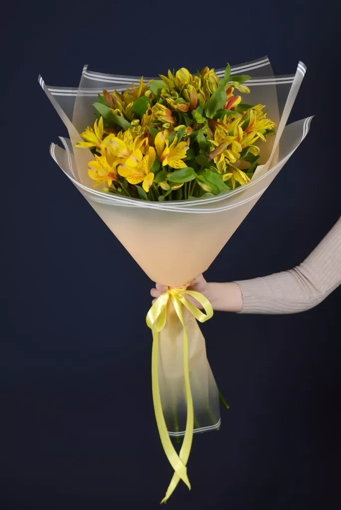 9 жёлтых альстромерий