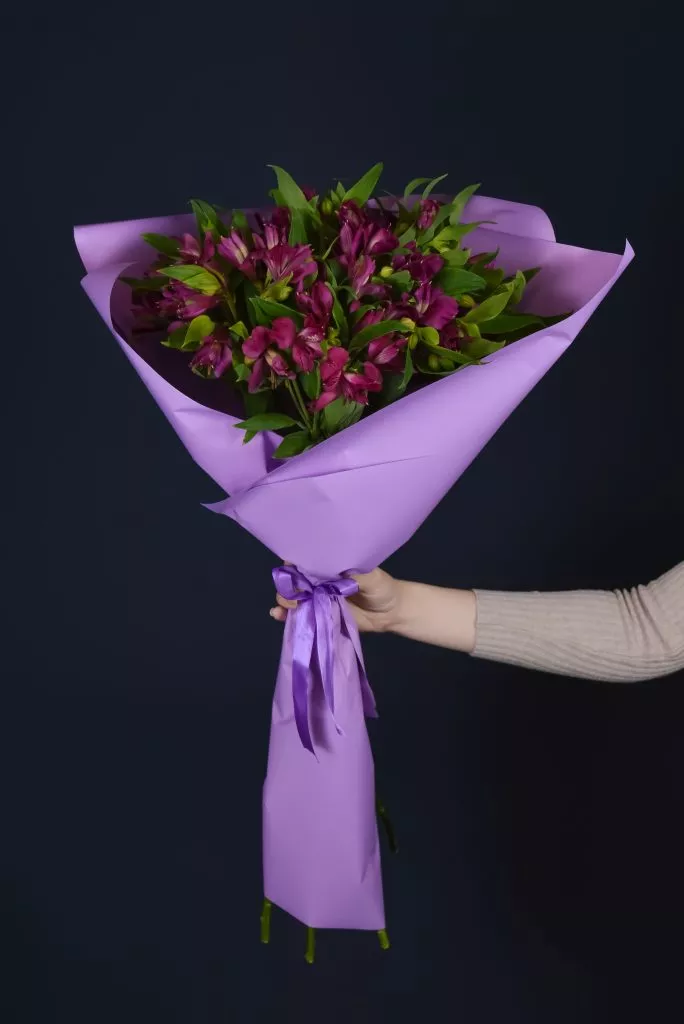 9 фиолетовых альстромерий