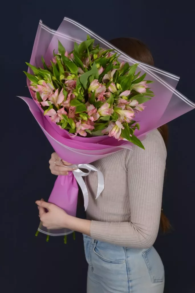 9 нежно-розовых альстромерий