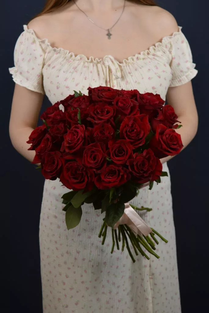 25 красных роз 40 см