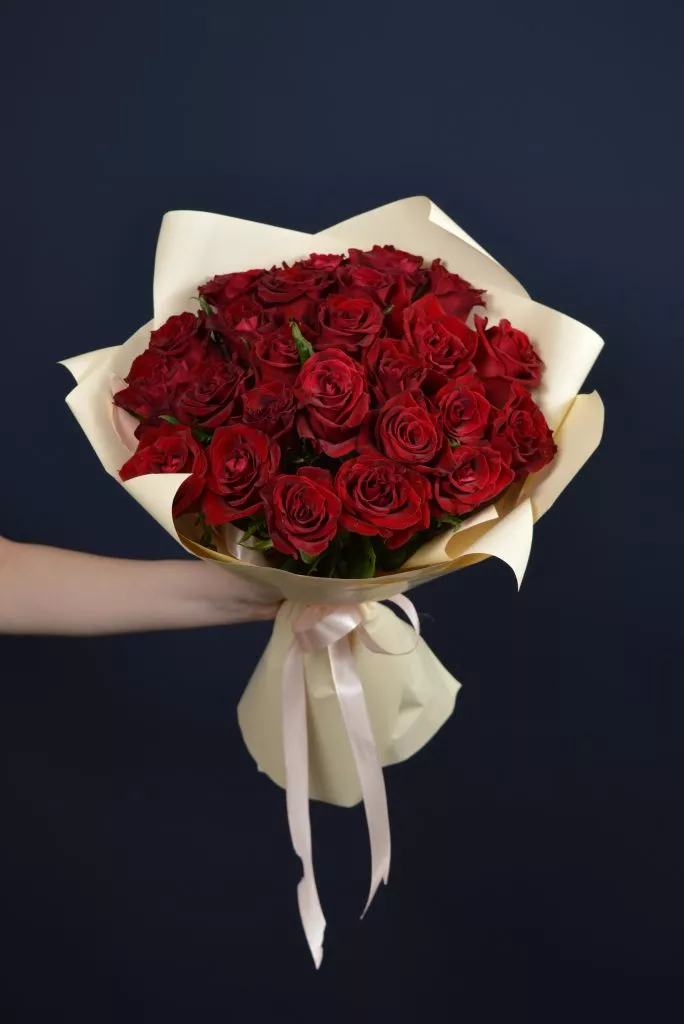 25 красных роз 40 см в оформлении