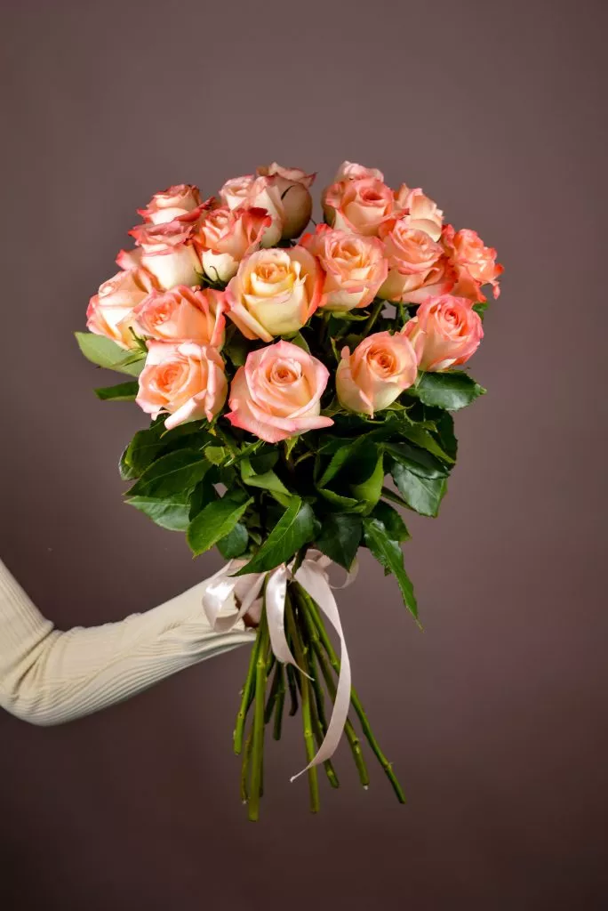 17 розовые розы Эквадор