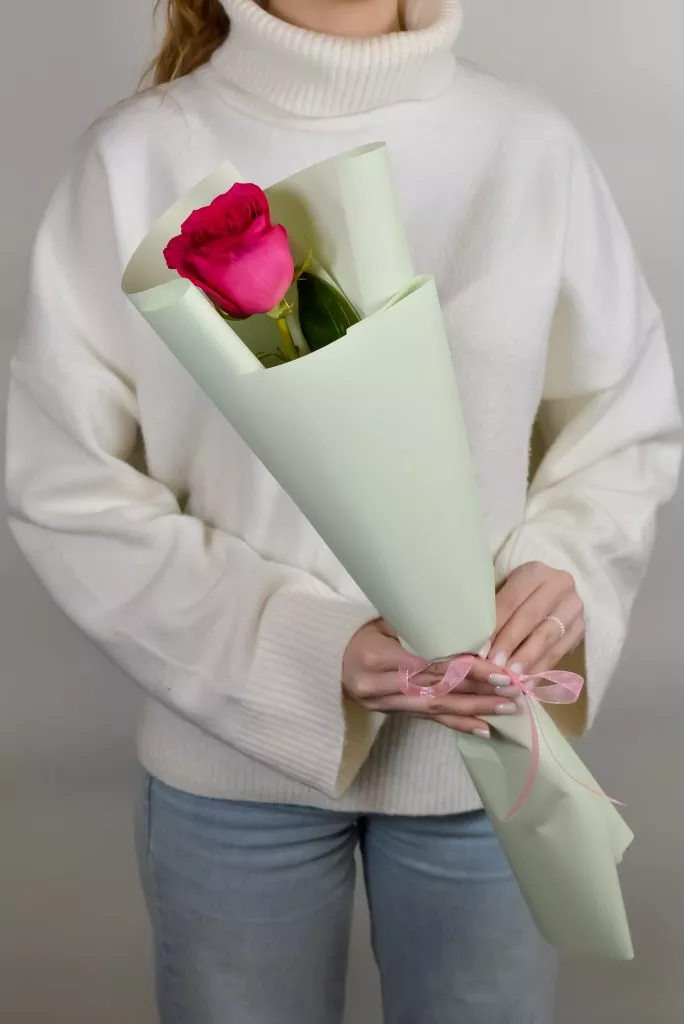 1 ярко розовая роза