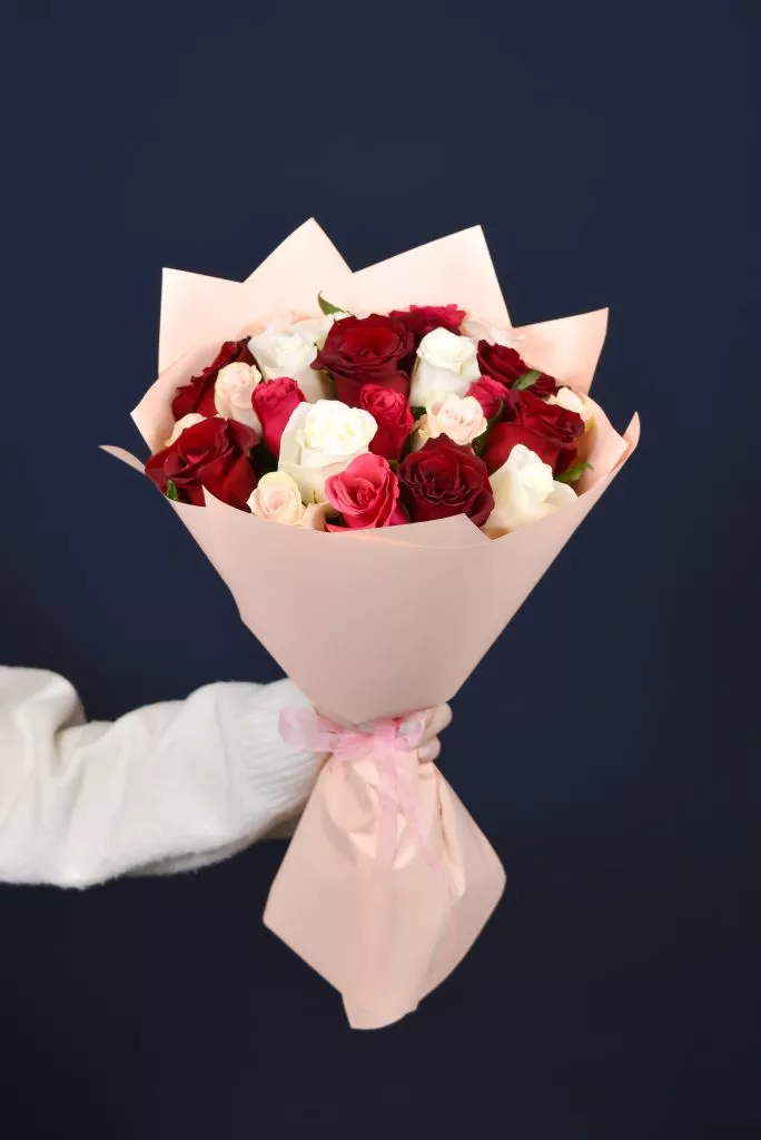 25 роз микс 40 см в оформлении