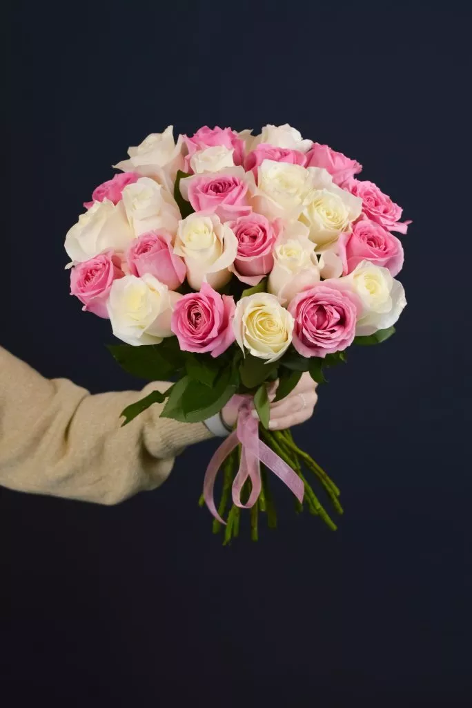 25 бело-розовых роз 40 см