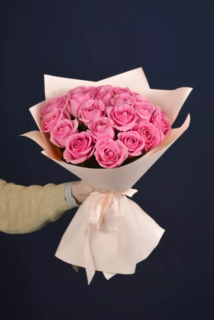 25 розовых роз 40 см в оформлении