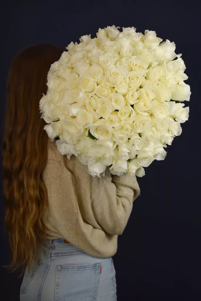 75 белых роз 40 см