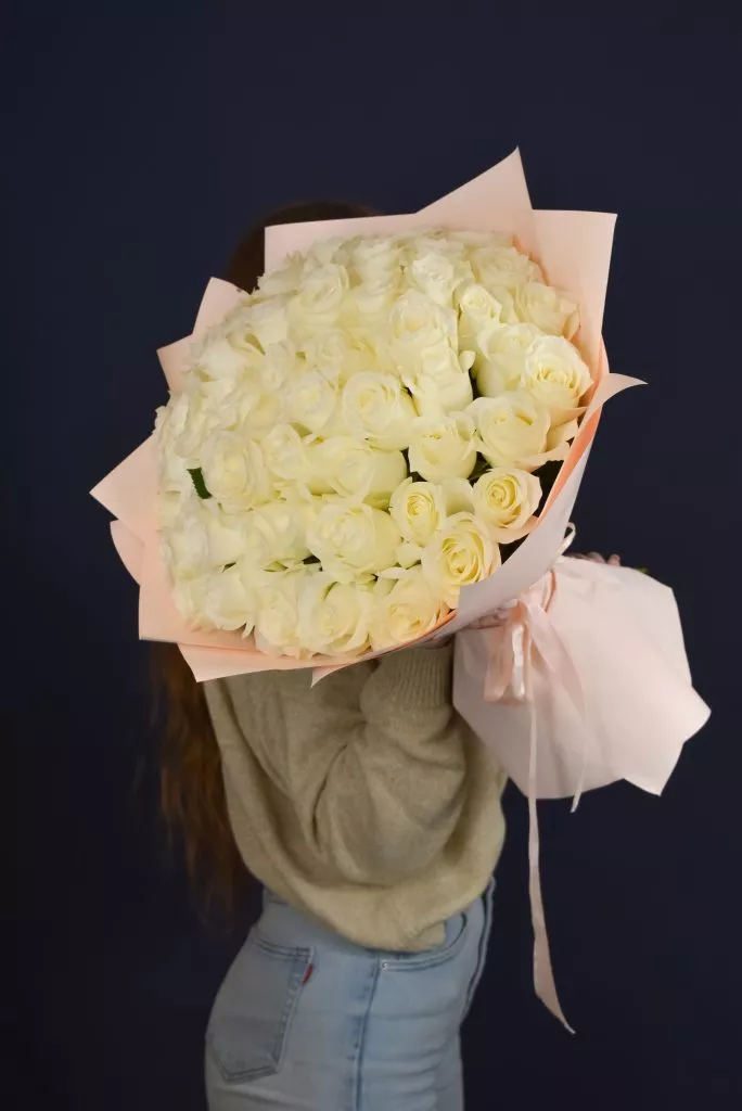 51 белая роза 40 см в оформлении