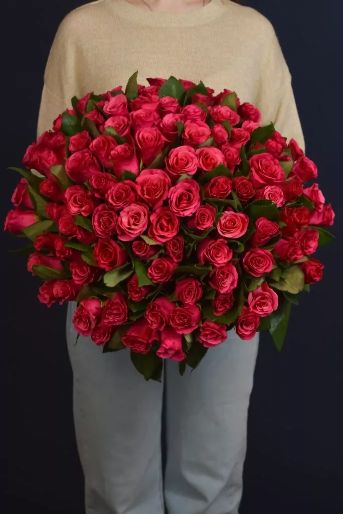 75 малиновых роз 40 см