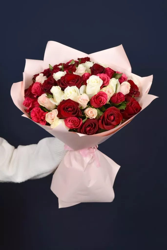 51 роза микс 40 см в оформлении