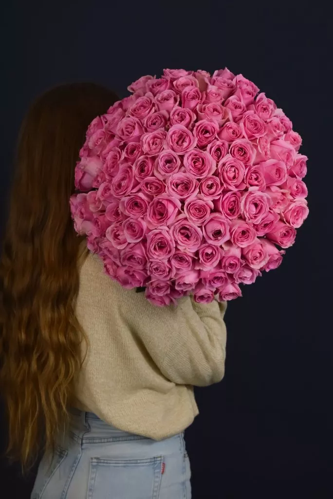 75 розовых роз 40 см