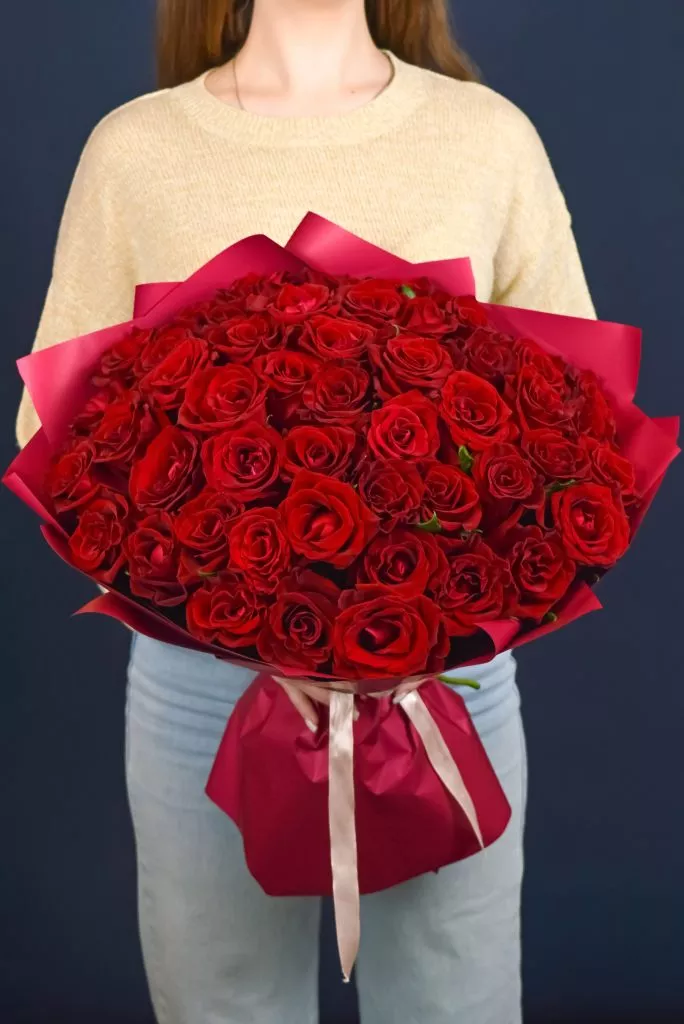 51 красная роза 40 см в оформлении