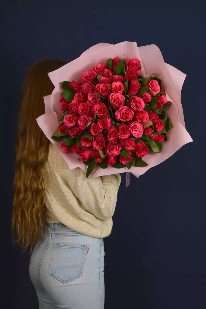 51 малиновая роза 40 см в оформлении