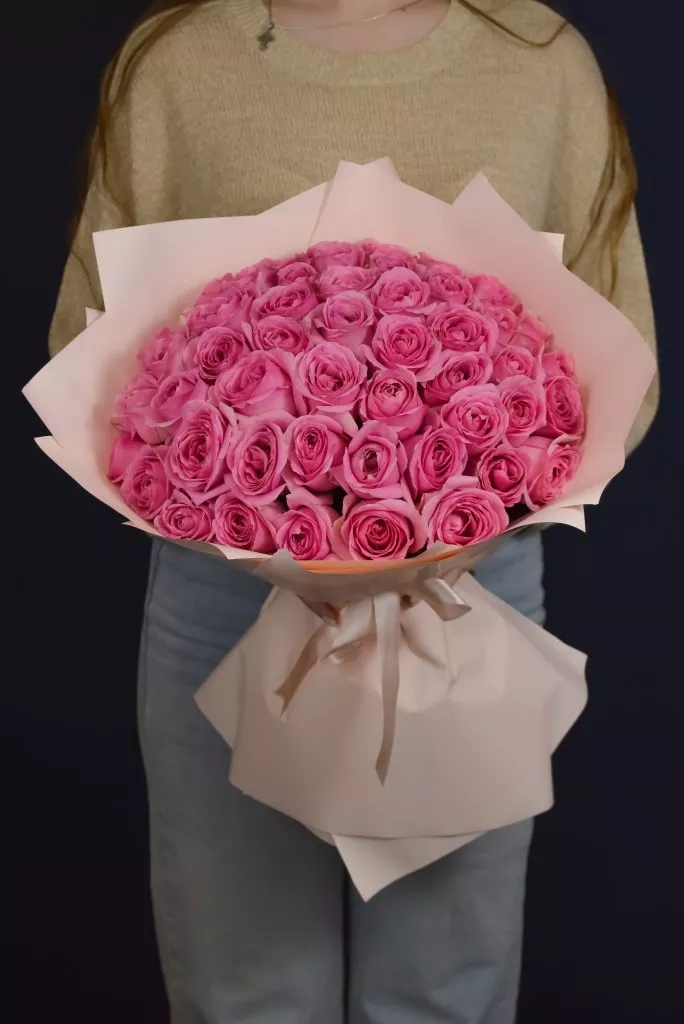 51 роза розовая 40 см в оформлении