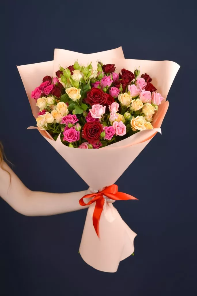 11 кустовых роз микс в оформлении