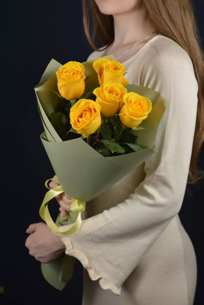 5 желтых роз
