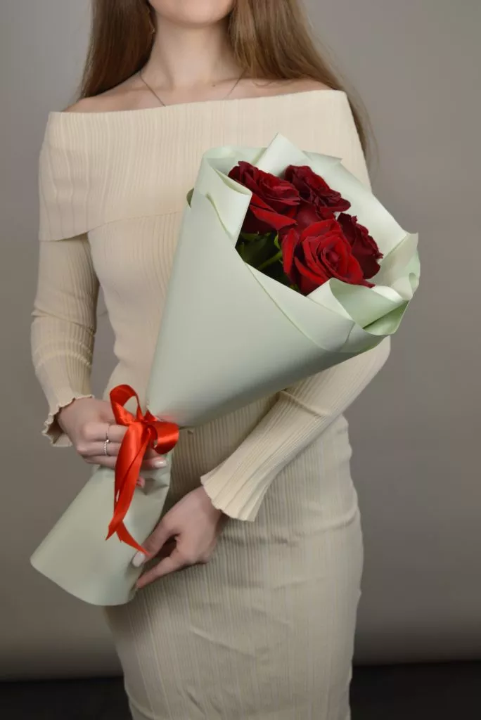 5 красных роз в упаковке