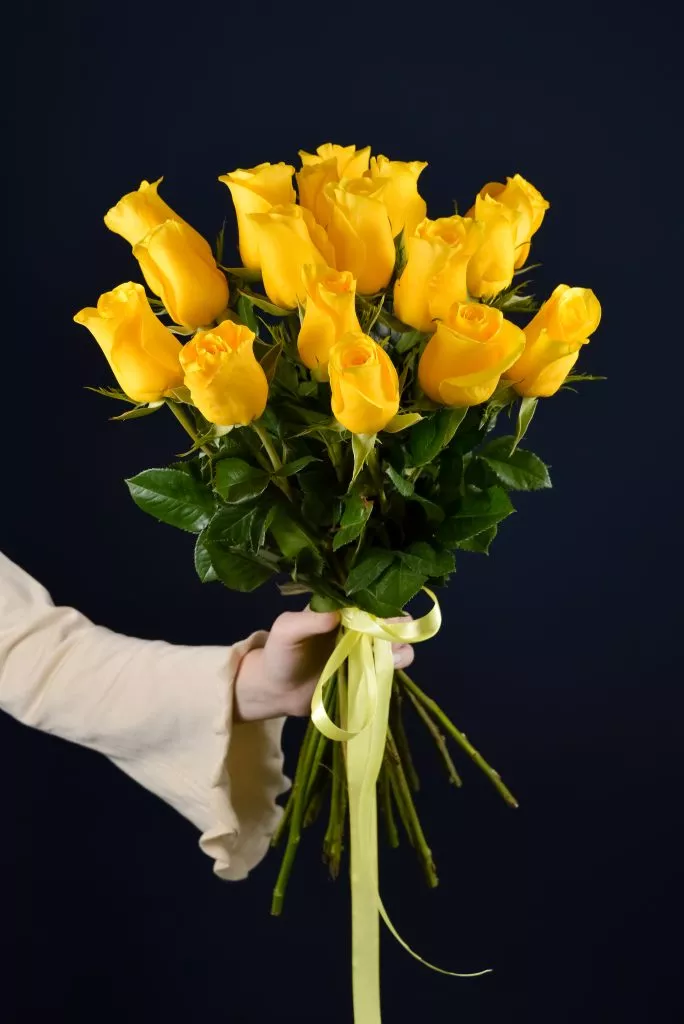 17 желтых роз