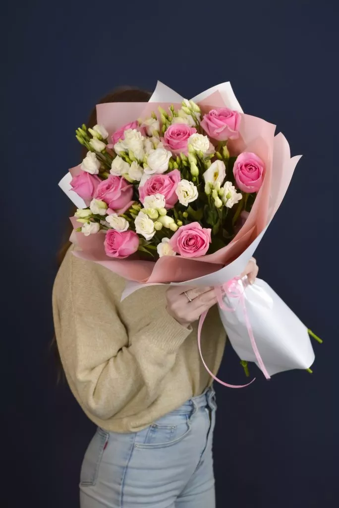 Букет с розами и эустомой