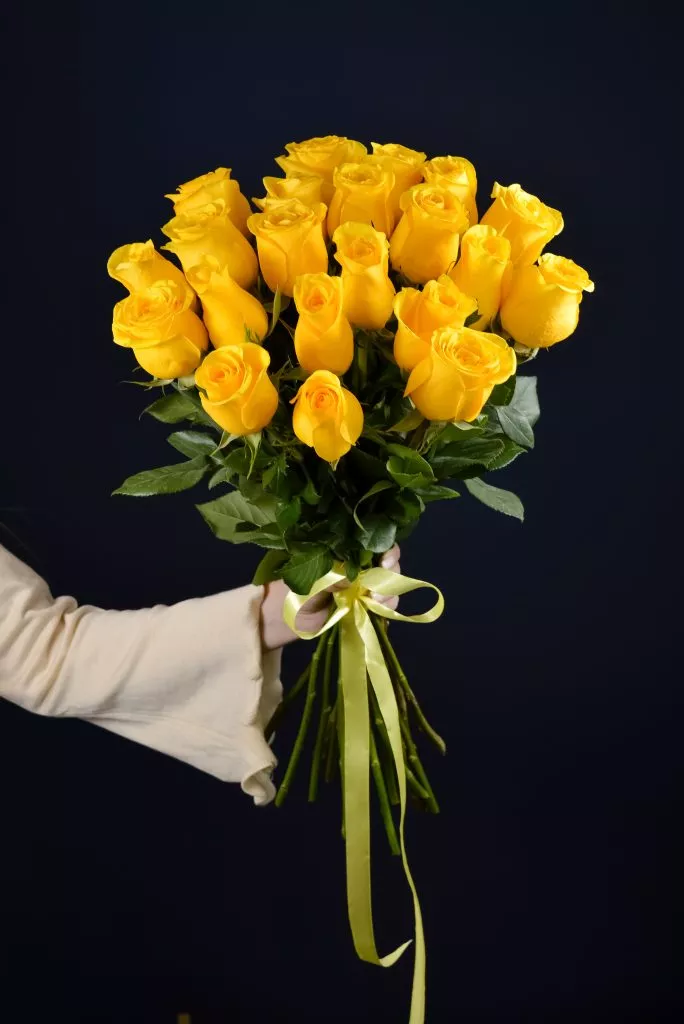 21 желтая роза