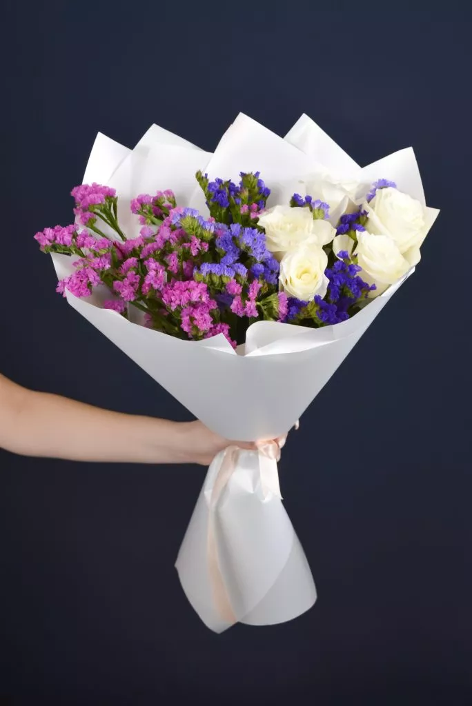 Букет с розами и статицей