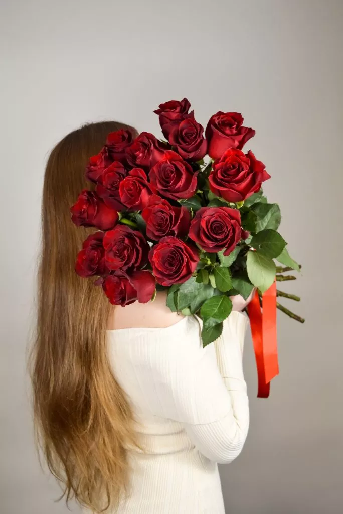 17 красных роз