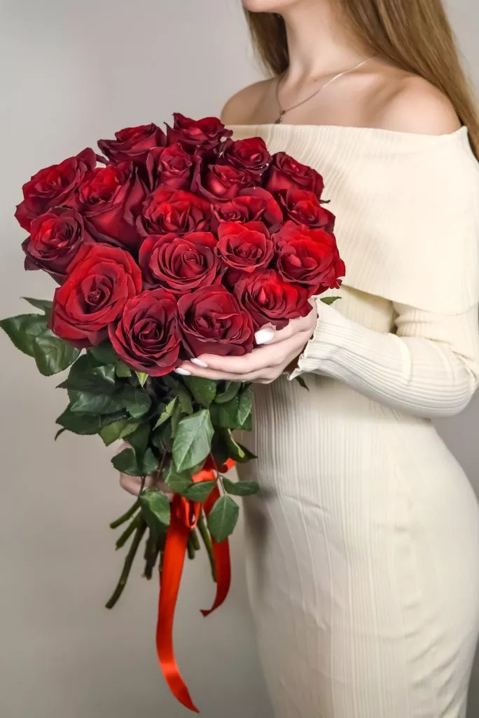 19 красных роз
