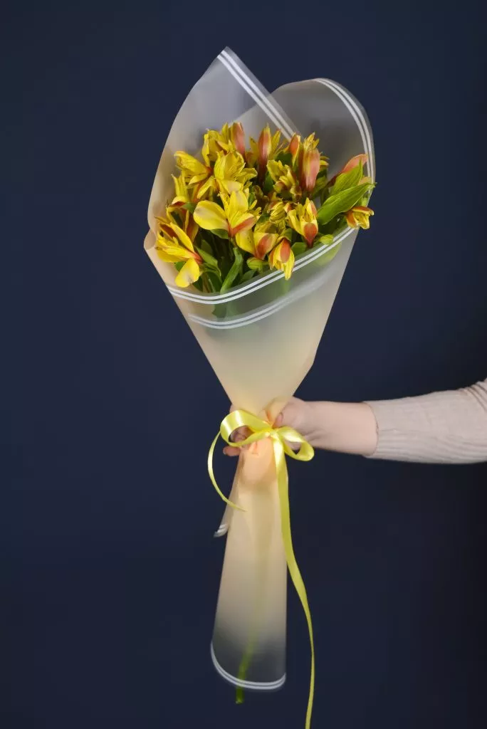 3 жёлтых альстромерии